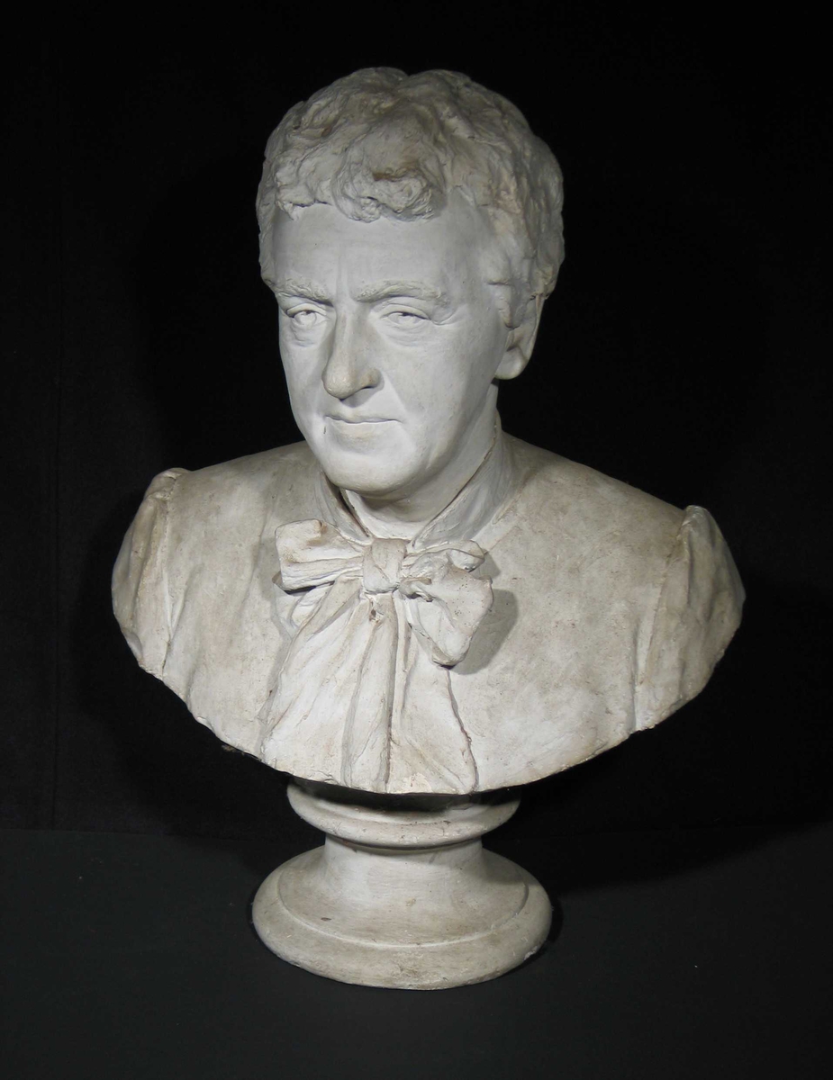 Byste i gips med rund sokkel.