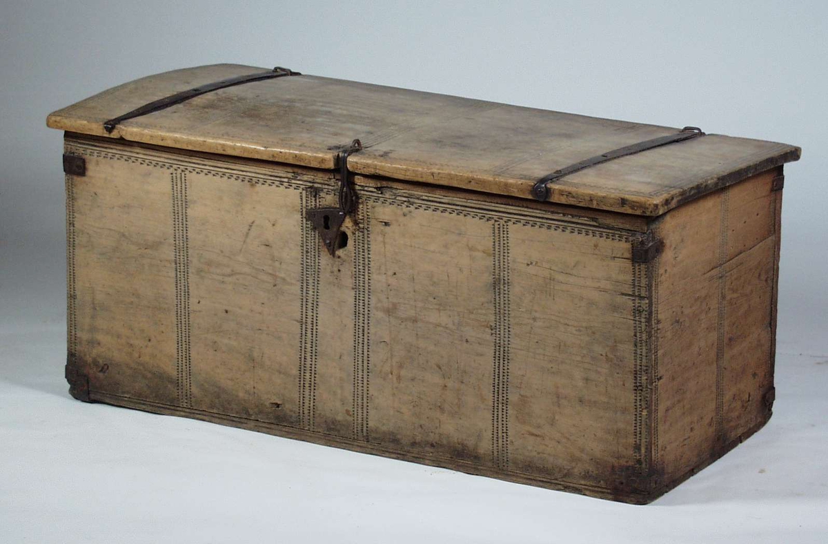 En kiste i gran der sidene er holdt sammen med smale jernbeslag festet med nagler. Forsiden er innfalset. Tvers over lokket går det to jernbeslag som er forbundet med hengslene. Nøkkelskiltet er trekantet. Dekorasjonen på sidene og lokket består av hulkilornamenter. Senere er det påsatt hasp og jernkrampe for hengelås.
Kisten har smale utskårede border på fronten,sidene og på lokk.