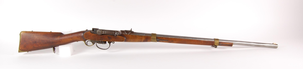 Militært kammerladningsgevær M 1849/55.
Rund glattløpet pipe som er avkortet med ca.8 cm.  Militær norsk kammerladningsmekanisme. Kammeret er hengslet i bakkant med hevearm på høyre side. Underliggende hane ( Perkusjonslås ).
Messing bånd ,underbeslag, fremre sikte og kolbekappe. Kolbekappen merket : T. J.C.A 15 ( Trondhjemske Nationale Jæger-Corps Meldalske Compagni ).
Trekolbe som er avkappet med ca. 25 cm i forkant.
Ombygget til jaktbruk.
På låskassens venstre side mangler låsmutter for veivakselen, samt to skruer.