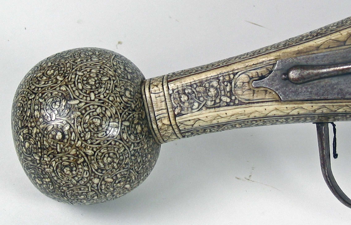 Sivil pistol med hjullås . Flatt låsblikk, tverrskåret i forkant og spisst i bakkant. Låsen er festet til kolben med to gjennomgående skruer.
Rundt glattboret pipe med åttekantet kammerstykke og trompetformet munning. 
Pipen merket med H stående løve og R på kammerstykket.
Avtrekkerbøyle i jern.
Pipen er festet til kolben med to splinter av tre. Kolbe av tre med rikt beninnlegg i forskjellige mønstre.
Ladestokk i tre med horn avstlutning.