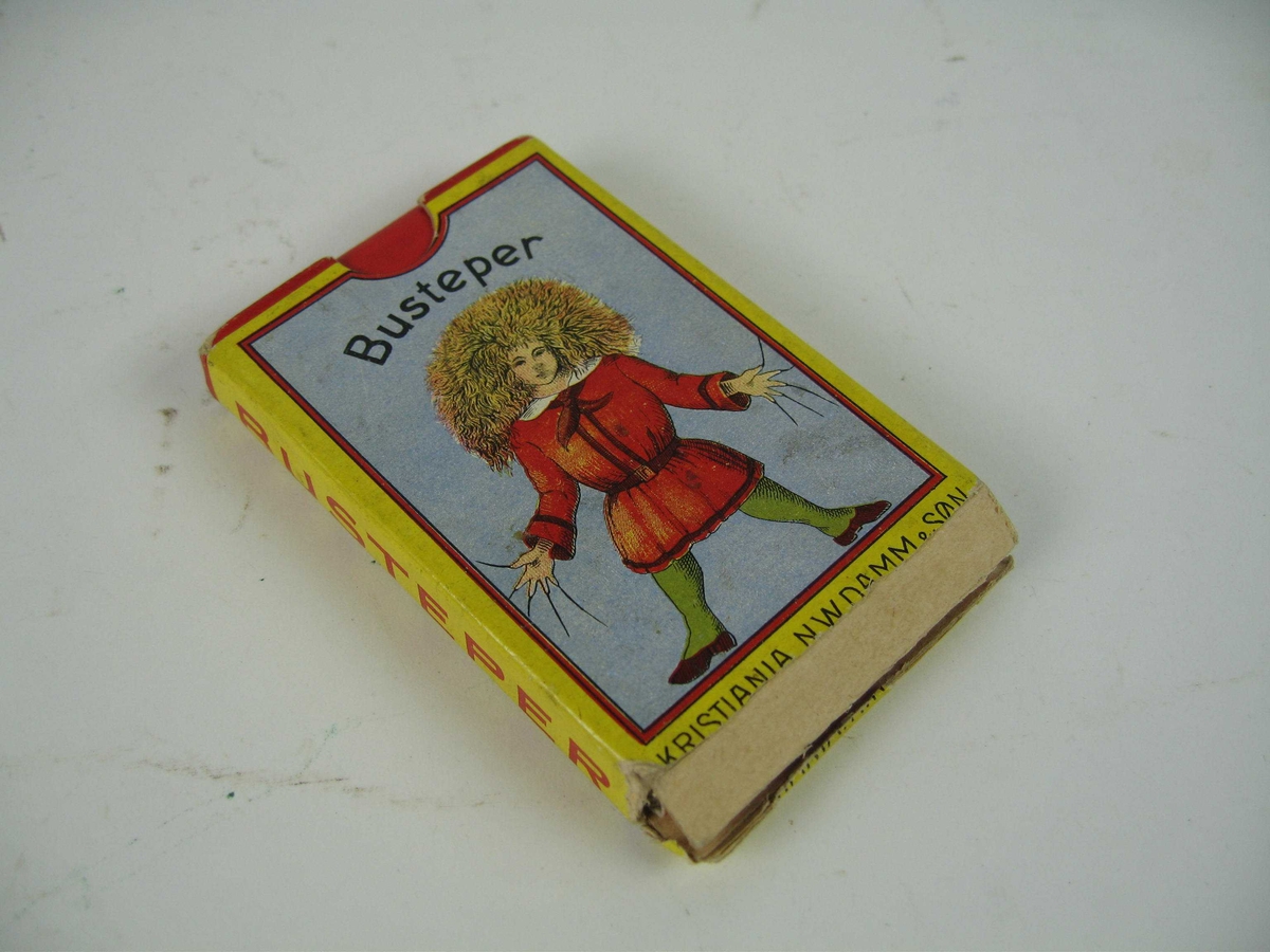 Kortstokk med 32 kort. Baksiden er lys blå, mens forsiden har en tegning og tekst med vers og nummerert 1 til 4. Fire kort hører sammen, de danner til sammen en historie, som til dels er meget oppdragende. Kortstokken ligger i et omslag med spilleregler som i sin tur ligger i en eske merket Busteper og Kristiania N W Damm & Søn.Kortstokken kostet kr 1,50.