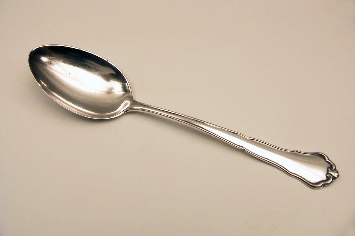 Skje i sølv med flere stempler, bl. a. 'tre kronor', U8, A og C.G.H..