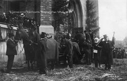 Kirke, båre, folk, Kristiania, postkort, begravelse,