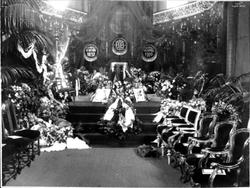 Båre, Trefoldighets kirke, blomster, stoler, begravelse,