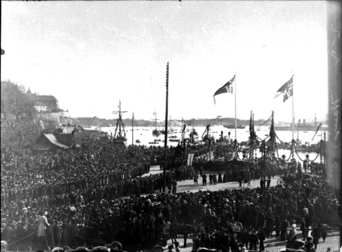 Folkesamling, båter, flagg, havn