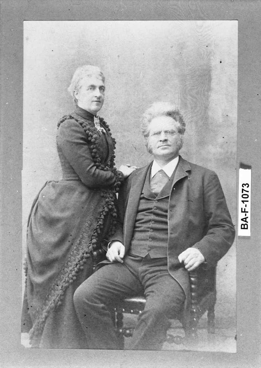 Fotografi limt på grå kartong med hvit rillet treramme og gullkant.