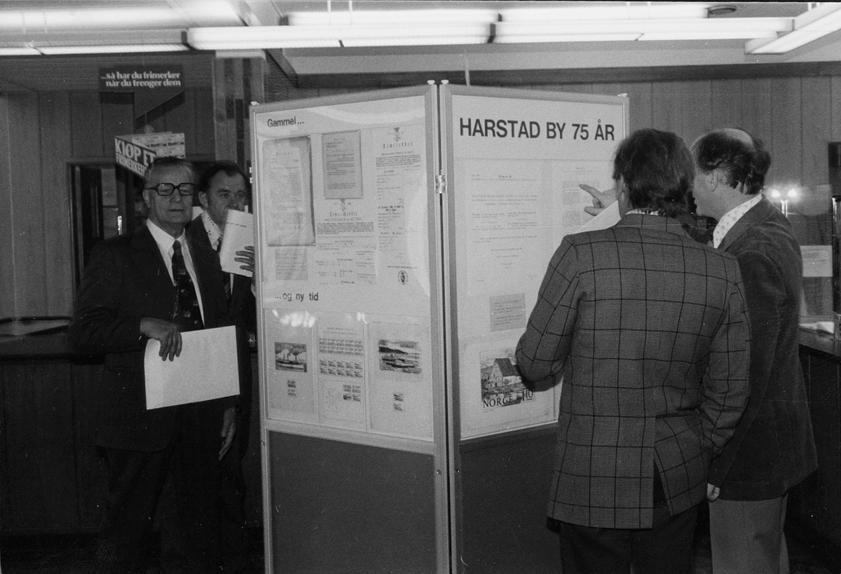 utstilling, 9400 Harstad postkontor, Harstad by 75 år, personale
