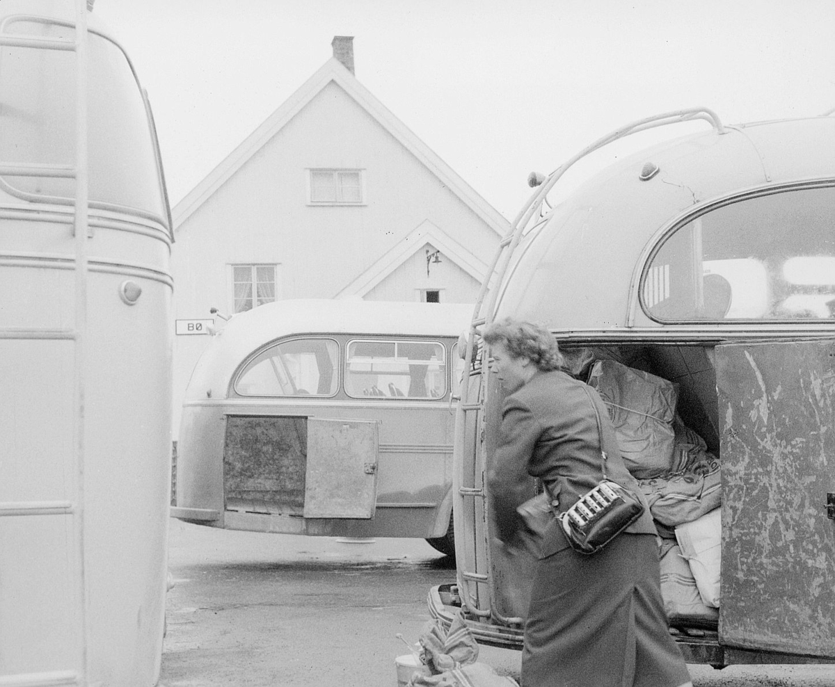 Bø jernbanestasjon, transport,  buss, lossing, lasting, postsekk, postpakker, kvinnelig bussjåfør.