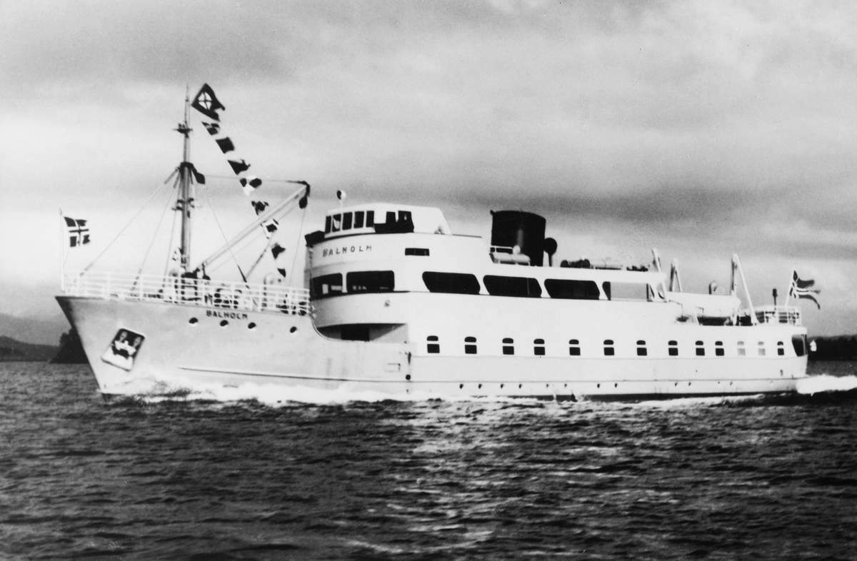 Laste- og passasjerskip, eksteriør, M/S "Balholm", Sogn og Fjordane.
Sjøbussen på Sognefjorden.