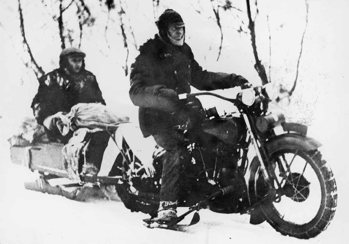 transport motorsykkel, motorsykkel med slede, postsekker, to menn, rute Sunndalsøra-Oppdal, fører Edvard Engen, på sleden Torleif Bjørbæk