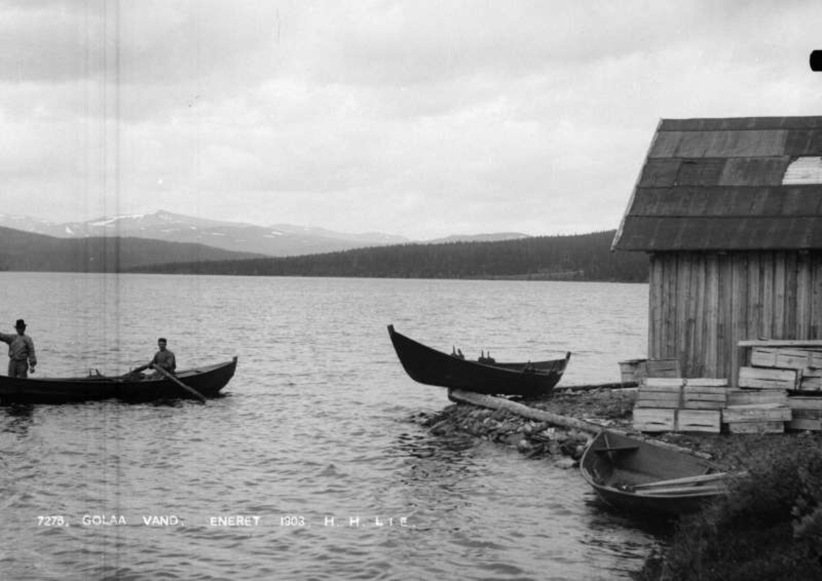 Pro: 01.07.1903. Gålåvatn og fiskere. Innsjø, robåter, båthus, fjellformasjoner.