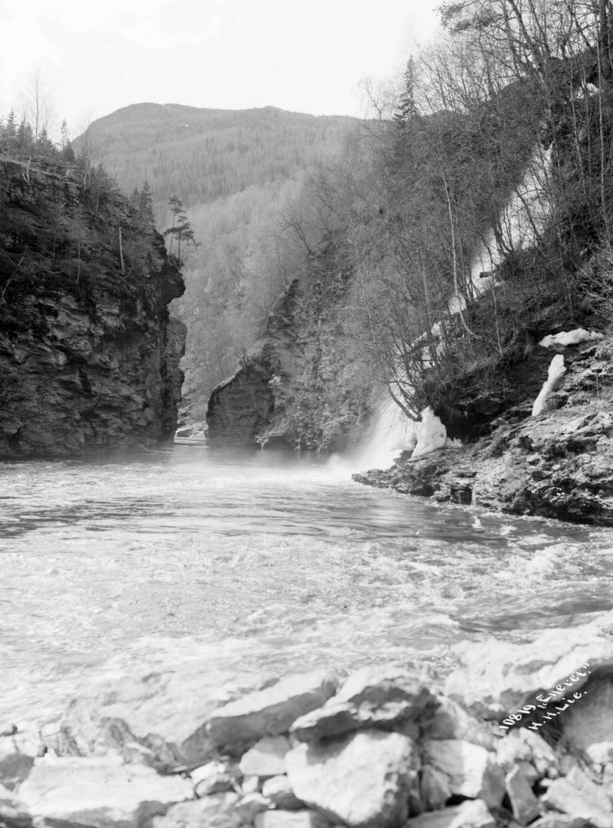 Vinstra Tronget 24.05.1908. Elv, bratte fjellsider, trær, smalt elveleie.