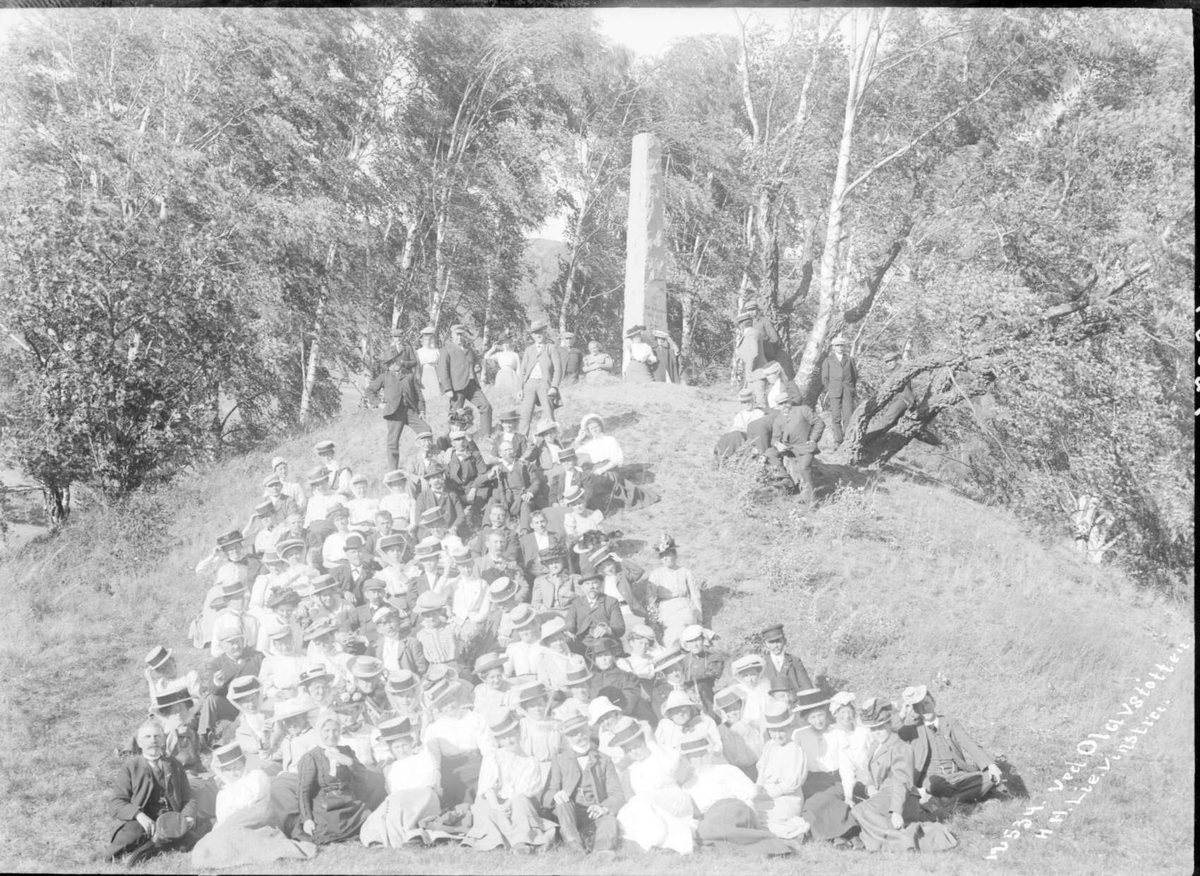 11.08.1909. Det danske lærerkurs ved Olavsttøten. Gruppebilde, kvinner, menn, minnestøtte.