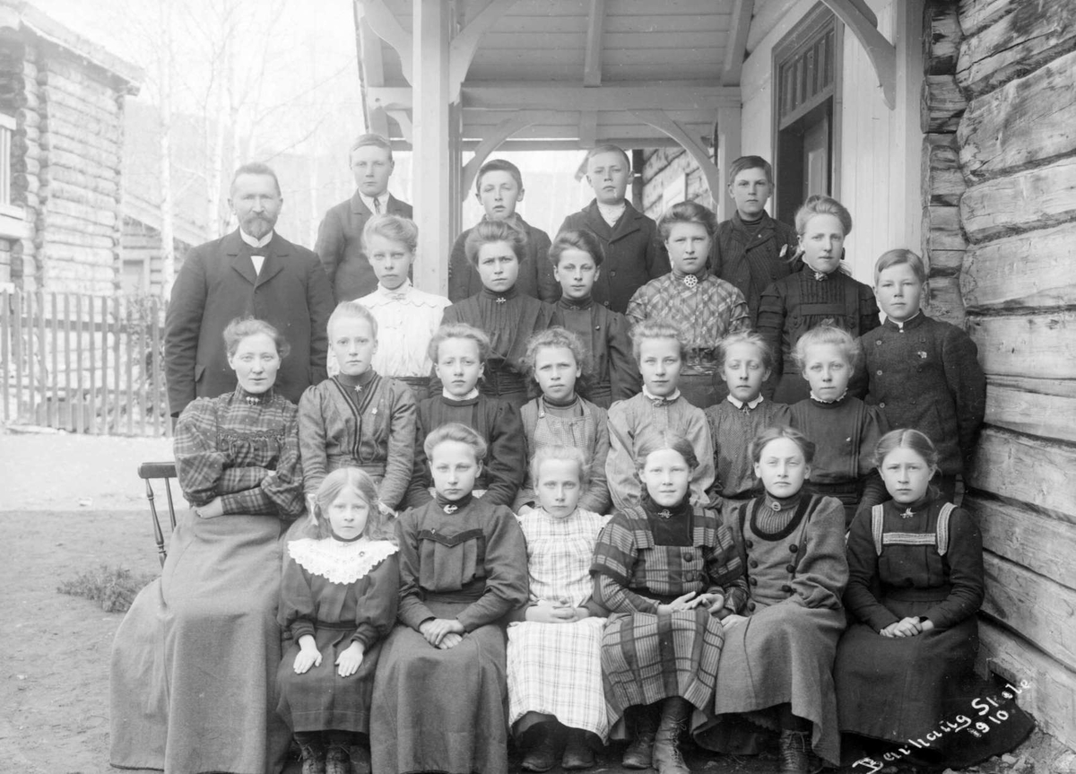 Nord-Fron 04.05.1910. Barhaug skole. Gruppebilde, skolebilde, kvinne, mann, gutter, jenter.