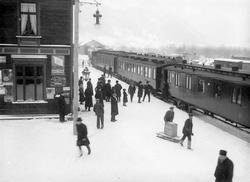 Otta stasjon ved aapningstogets ankomst 5/12-13,  Kort :Sel 