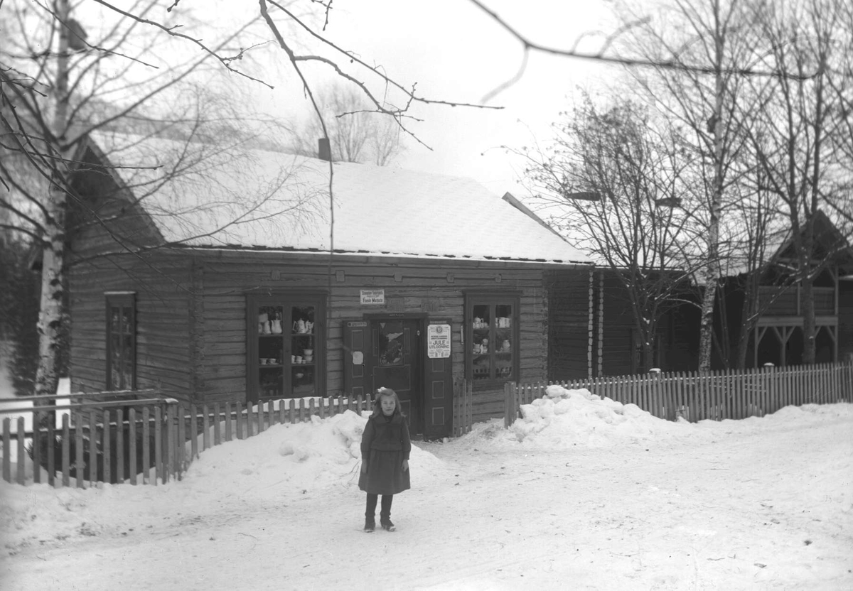 Kort: Øyer. Sletmoen landhandleri, jente