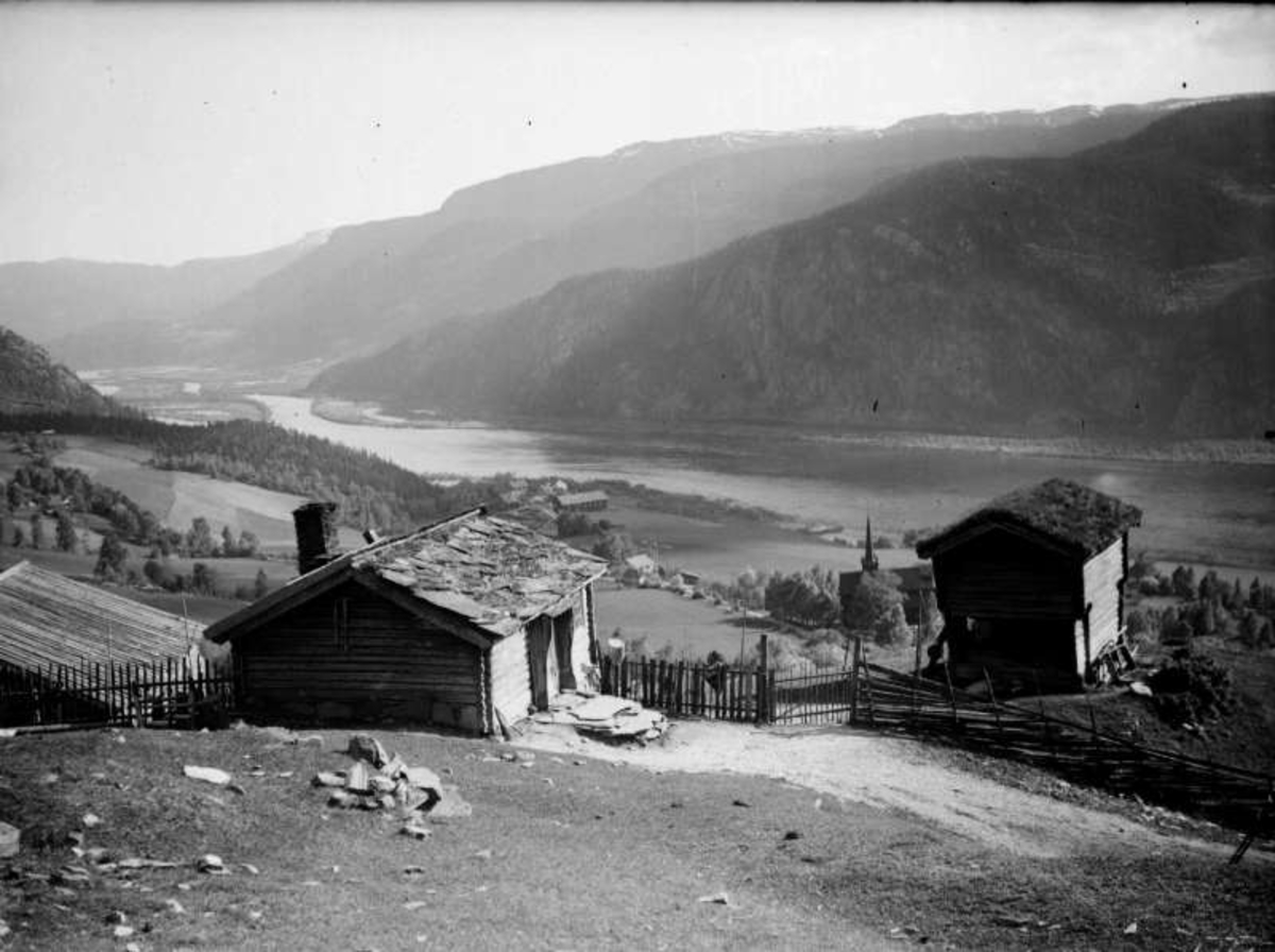 Ringebu. Husmannsbruket Olstad. Plass under prestegården i Ringebu. Stabbur. Utsikt over dalen