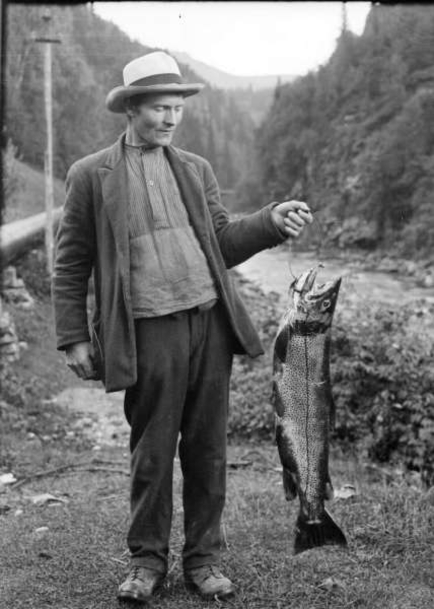 Ringebu. Jon Kaurstadstuen med ørret på 7,4kg. 2 negativer  på samme reg.nr.