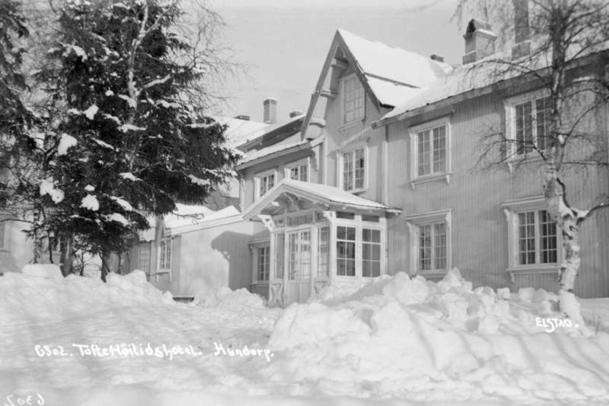 Sør-Fron. Hundorp. Nordre Lia. Tofte sanatorium. Inngangsparti. Vinter. To negativer med samme motiv