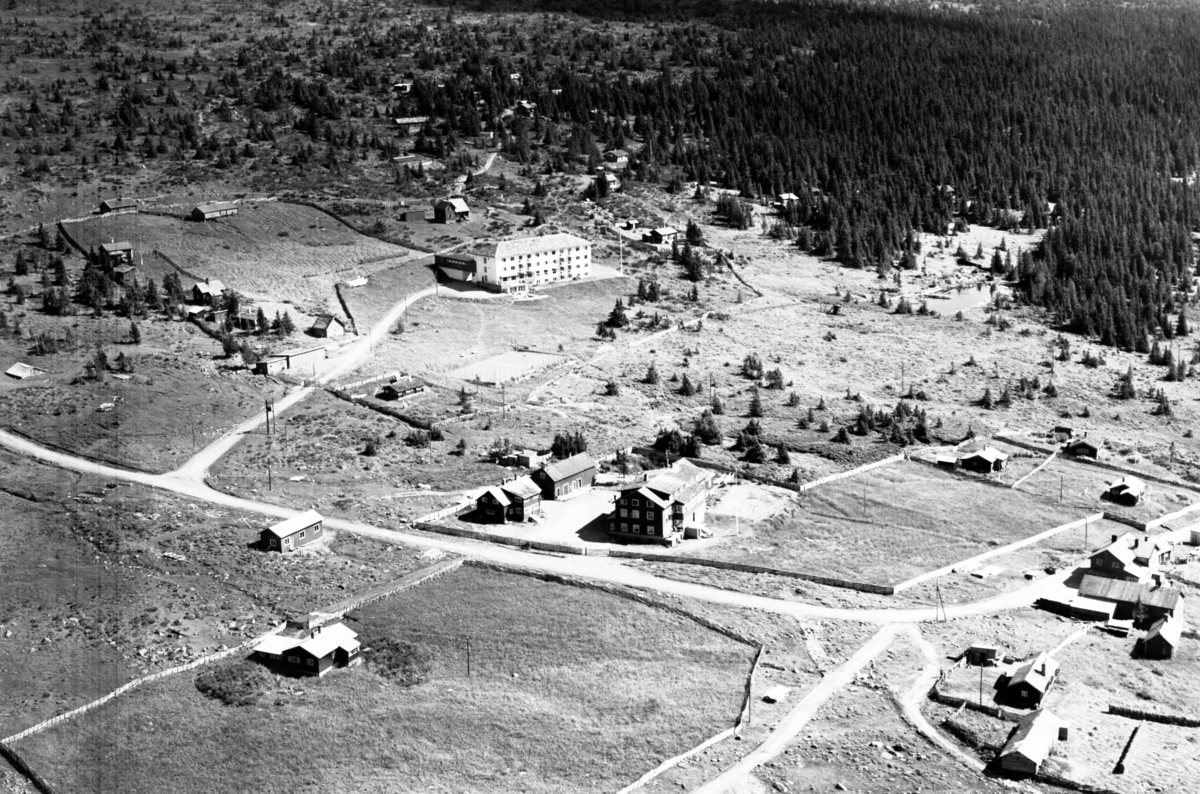 Flyfoto, Neverfjell hotell og Nevra Høyfjellshotell, med Nordseter fjellstue foran i høyre hjørne.
