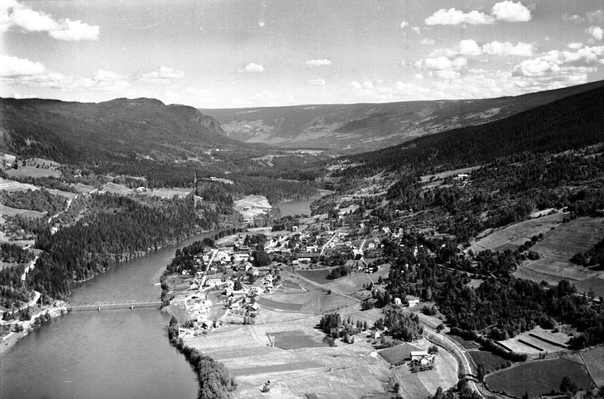 Flyfoto, Fåberg, oversiktsbilde, Lågen, Fåberg tettsted, Brunlaug bru,
Strandheim t.v. sør for brua. Sandvoll. Jonsonhaugen t.h. Husekampen i bakgrunnen.