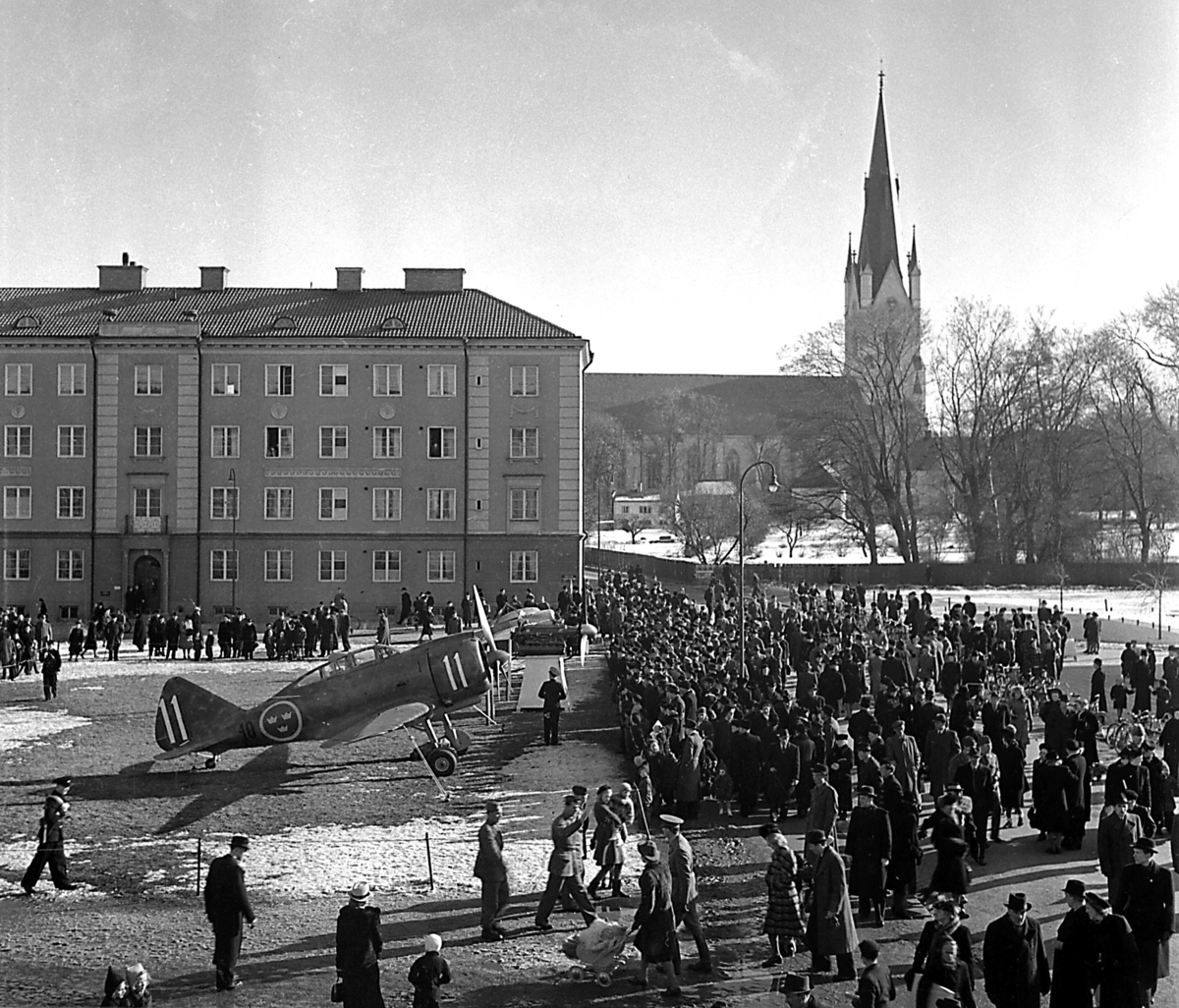 Försvarets dag på Vasatorget. Under kriget gjordes en utställning av det Italienska jaktplanet J9 för att stärka försvarslånet. F3 stod för arrangemanget.

Extern upplysning: Flygplanet på bilden är en Republic B6, en amerikansk lätt bombare som pga kriget bara levererades i 2 ex. Jaktplanet J9 var amerikanskt, ej italienskt.