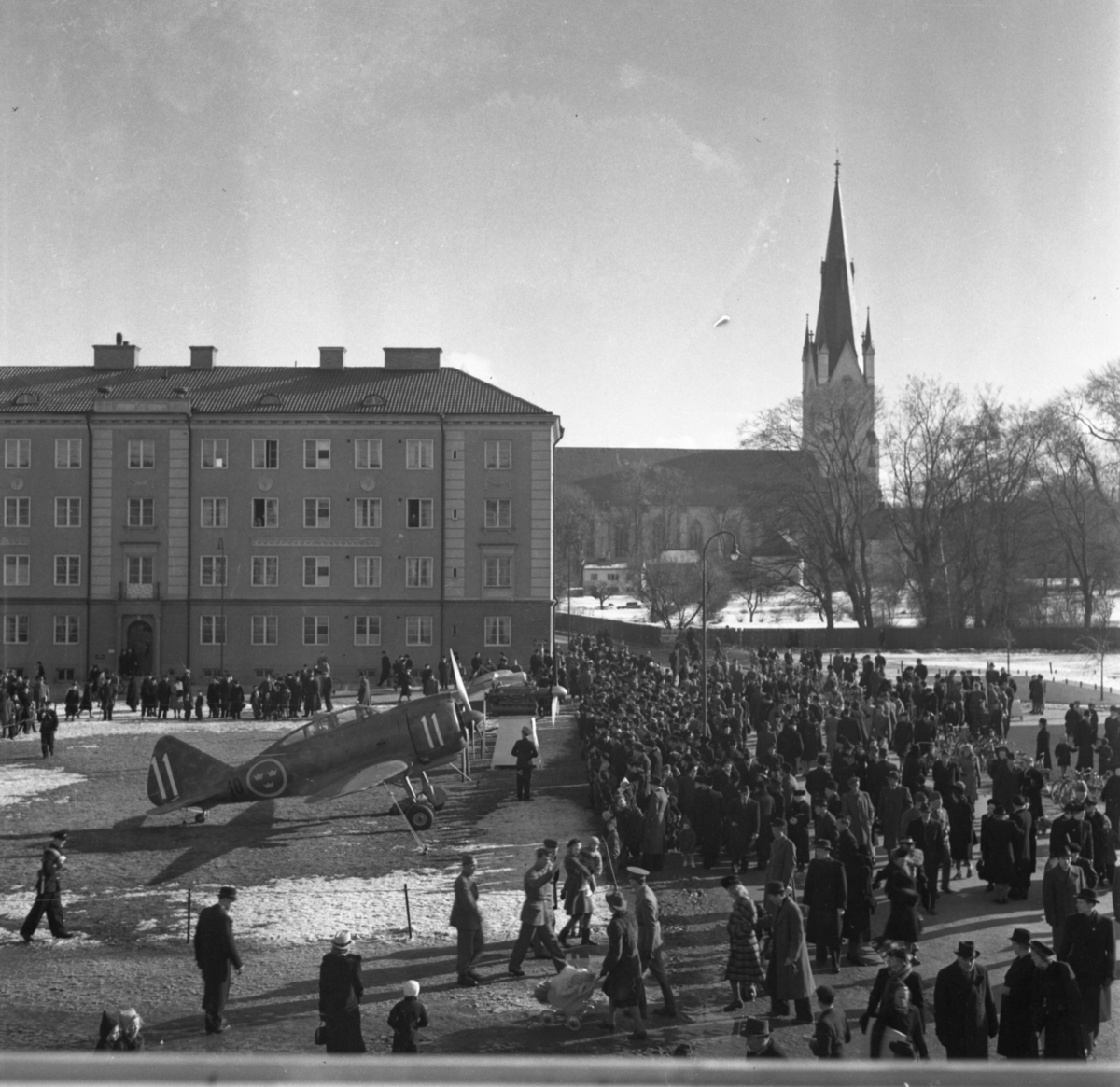 Försvarets dag på Vasatorget. Under kriget gjordes en utställning av det Italienska jaktplanet J9 för att stärka försvarslånet. F3 stod för arrangemanget.

Extern upplysning: Flygplanet på bilden är en Republic B6, en amerikansk lätt bombare som pga kriget bara levererades i 2 ex. Jaktplanet J9 var amerikanskt, ej italienskt.