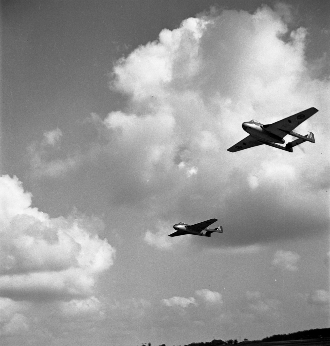 Flygplansövning jubileumsåret 1966.