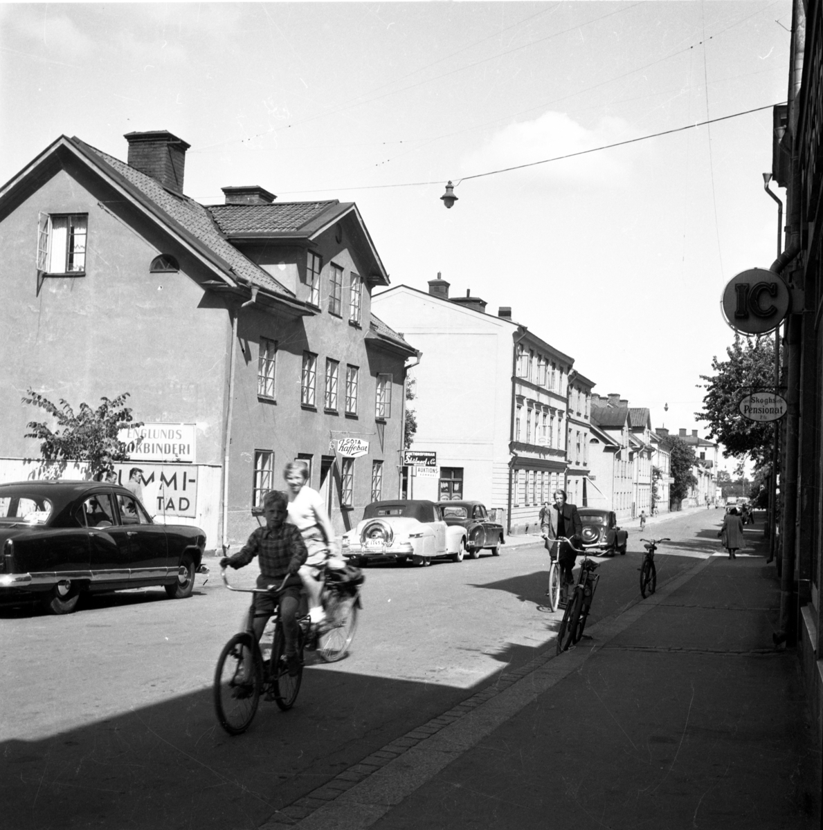 Einar Jagerwalls första bok, sid. 38: Del av Kungsgatan på 40-talet. I andra huset från vänster hade mjölkcentralen kontor.