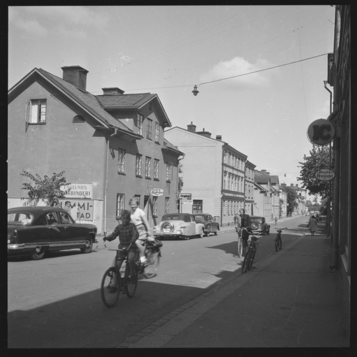 Einar Jagerwalls första bok, sid. 38: Del av Kungsgatan på 40-talet. I andra huset från vänster hade mjölkcentralen kontor.