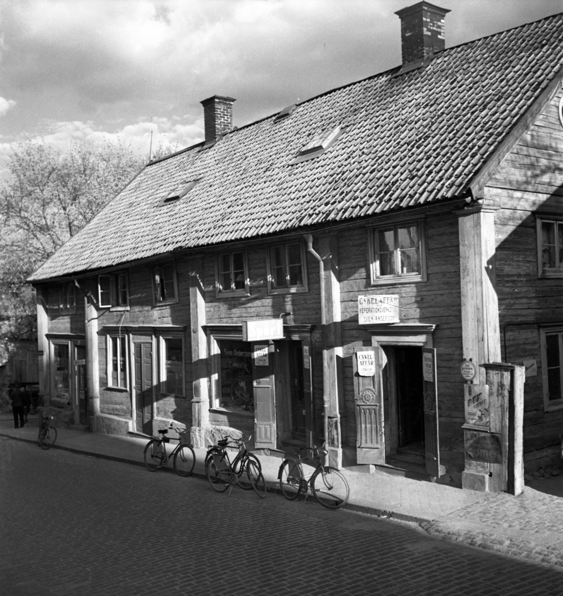 Einar Jagerwalls första bok, sid. 40: von Lingens hus vid övre Storgatan, nu representationsbyggnad i Gamla Linköping./ Trähus.

von Lingens gård: Huset flyttades till Gamla Linköping från Storgatan 58. Byggnaden uppfördes av biskop Andreas Rhyzelius på 1720-talet. Den återspeglar den karolinska strävheten - det nakna rödtjärade timret, de smårutiga fönstren med grågröna foder och det valmade spåntaket. Gårdsidan har en liten annan karaktär, den dubbla fritrappan ger den en öppenhet som gatufasaden saknar. Till gården hör en fristående köksflygel. År 1784 köpte friherre Herman von Lingen gården. År 1958 skänkte Östgöta Stadshypoteksförening gården till Gamla Linköping.
När bilden togs drev kompanjonerna Ohlsson och Justin Antikboden i gårdens gamla köksflygel.