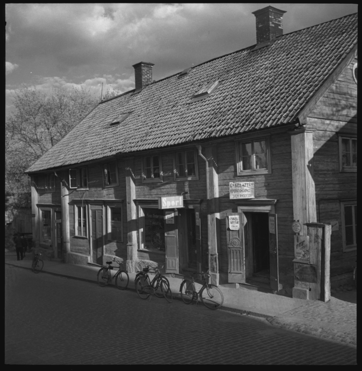 Einar Jagerwalls första bok, sid. 40: von Lingens hus vid övre Storgatan, nu representationsbyggnad i Gamla Linköping./ Trähus.

von Lingens gård: Huset flyttades till Gamla Linköping från Storgatan 58. Byggnaden uppfördes av biskop Andreas Rhyzelius på 1720-talet. Den återspeglar den karolinska strävheten - det nakna rödtjärade timret, de smårutiga fönstren med grågröna foder och det valmade spåntaket. Gårdsidan har en liten annan karaktär, den dubbla fritrappan ger den en öppenhet som gatufasaden saknar. Till gården hör en fristående köksflygel. År 1784 köpte friherre Herman von Lingen gården. År 1958 skänkte Östgöta Stadshypoteksförening gården till Gamla Linköping.
När bilden togs drev kompanjonerna Ohlsson och Justin Antikboden i gårdens gamla köksflygel.