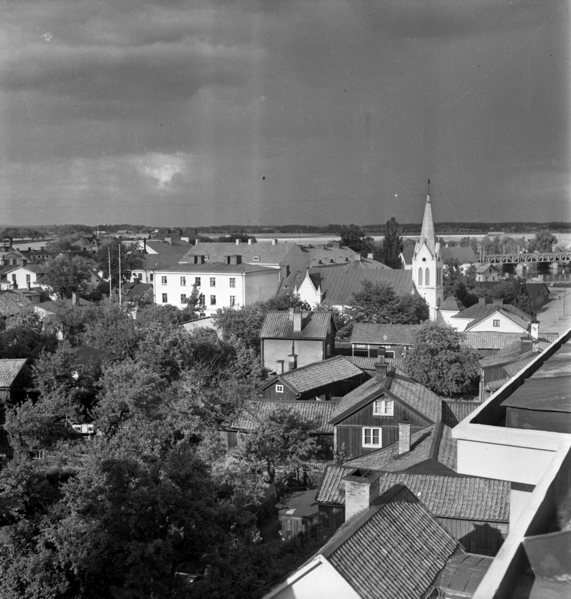 Idag plats för G:a polishuset. Gatan som syns t.v. i bild är Repslagaregatan. T.h. syns järnvägs- bron. Kyrktornet tillhör Metodistkyrkan.