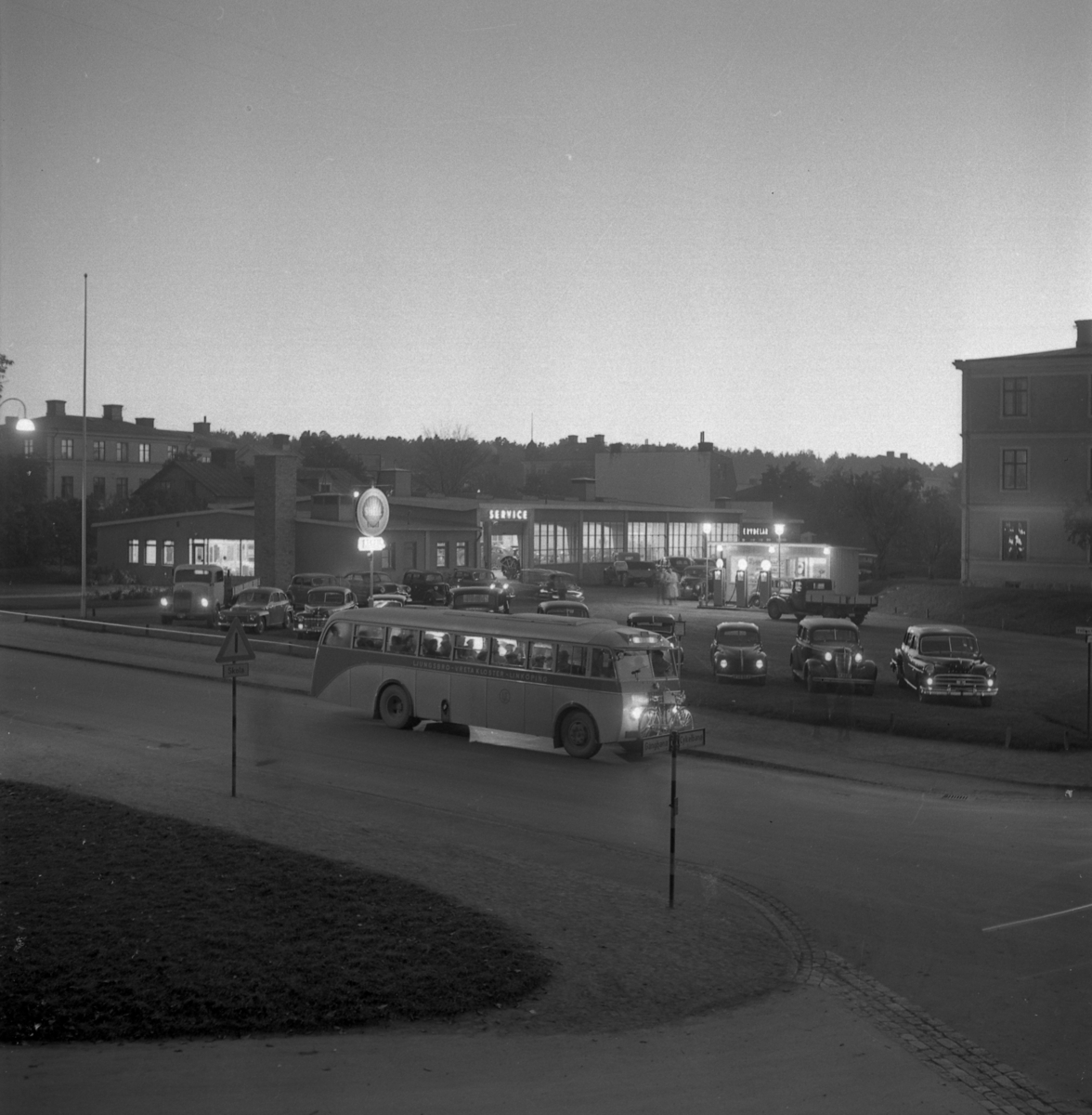 Philipssons bilverkstad på Västra vägen. Nilssons busstrafik som trafikerar Ljungsbro - Vreta kloster - Linköping.