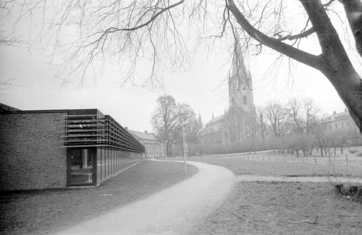 Biblioteket och slottsparken.
Stadsbiblioteket: Efter en arkitekttävling 1966 ritades och inreddes biblioteket av arkitekterna Bo Cederlöf och Carl-Ewert Ekström. Byggnaden öppnades för allmänheten 1973-11-03, men invigningen skedde först 1974-06-06. Natten mellan 20-21 september 1996 utbröt en brand och huvuddelen av biblioteket förstördes.