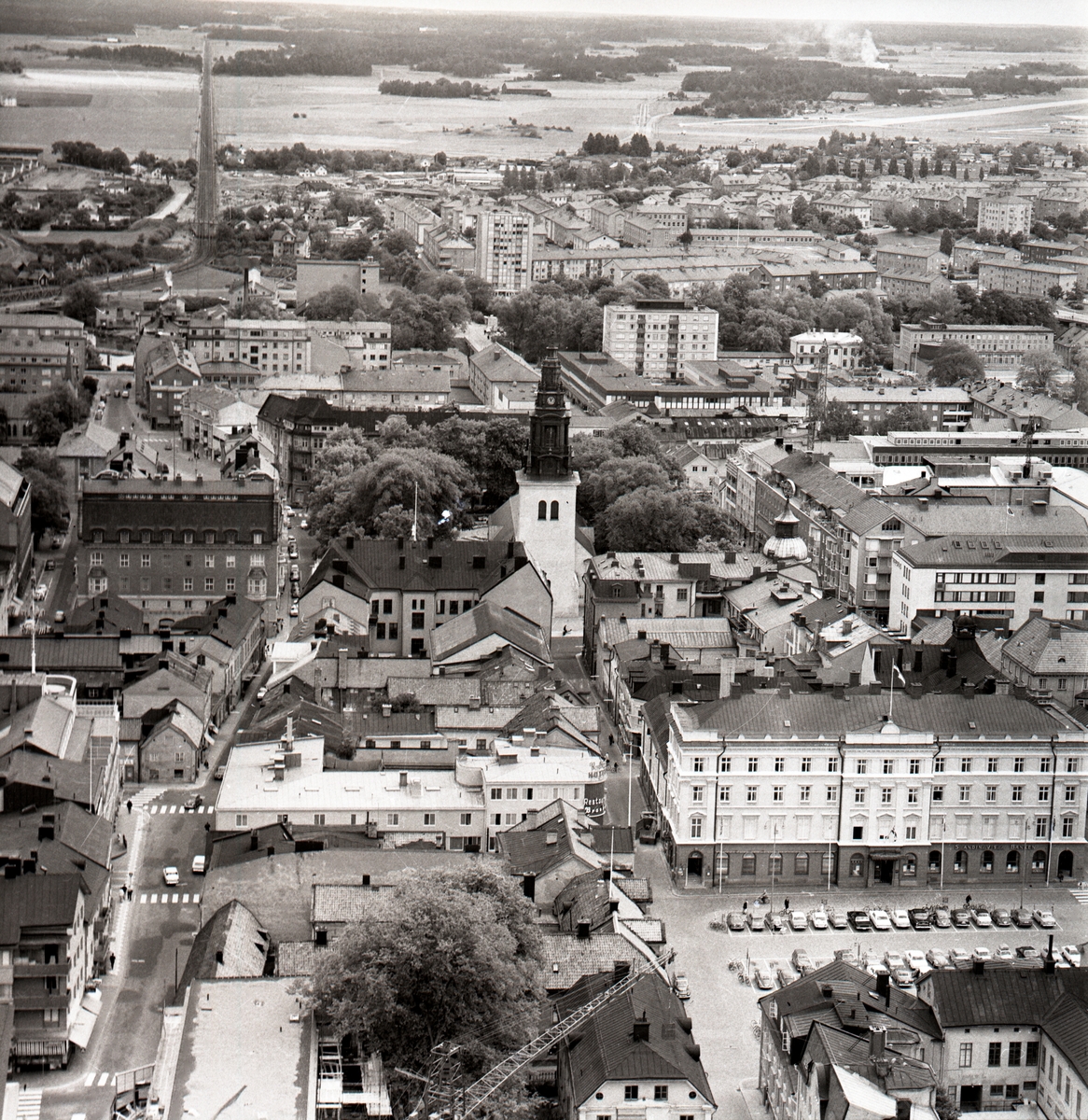 Flygvy över centrala Linköping.
Stora Torget med Stora Hotellet i centrum. T.h. Skånska Banken och Tanneforsgatan. Kv. hitom torget är nu rivet och här ligger idag Filbytergallerian och Apoteket Wasen. Bilden är tagen från Domkyrkans torn. I bakgrunden syns S:t Larskyrkan. T.v. byggs socialförvaltningen.