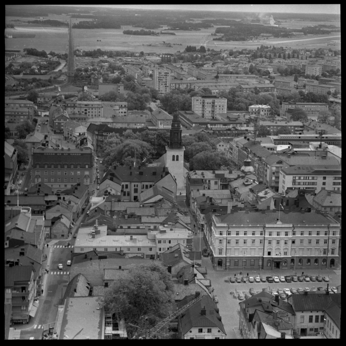 Flygvy över centrala Linköping.
Stora Torget med Stora Hotellet i centrum. T.h. Skånska Banken och Tanneforsgatan. Kv. hitom torget är nu rivet och här ligger idag Filbytergallerian och Apoteket Wasen. Bilden är tagen från Domkyrkans torn. I bakgrunden syns S:t Larskyrkan. T.v. byggs socialförvaltningen.