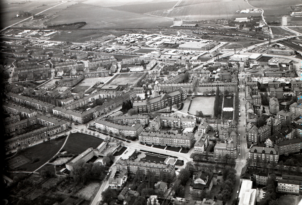 Flygvy över Vasastaden med Katedralskolan i centrum.