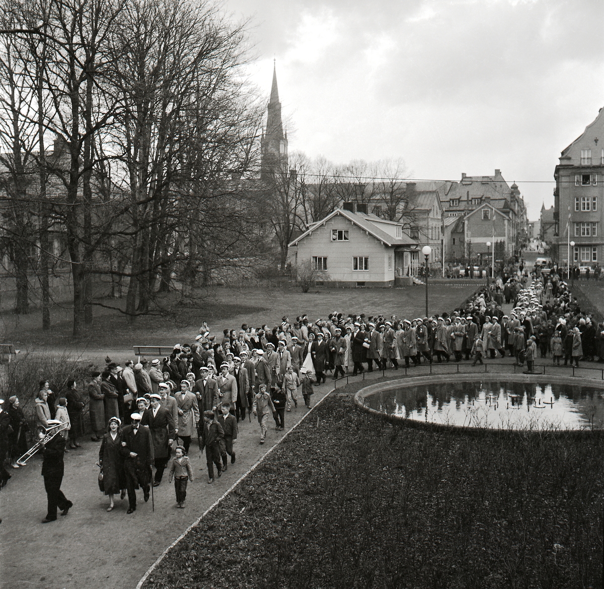 Den traditionella årliga studentmarschen, med avslutande middag på restaurangen i Trädgårdsföreningen.
Linköpings Trädgårdsförening, anlades 1859 av ett bolag på ett av Serafimerordensgillet arrenderat område. Den välskötta anläggningen utvidgades 1871 och är upplåten för allmänheten mot det att staden till bolaget årligen erlägger ett belopp av 300 rdr.