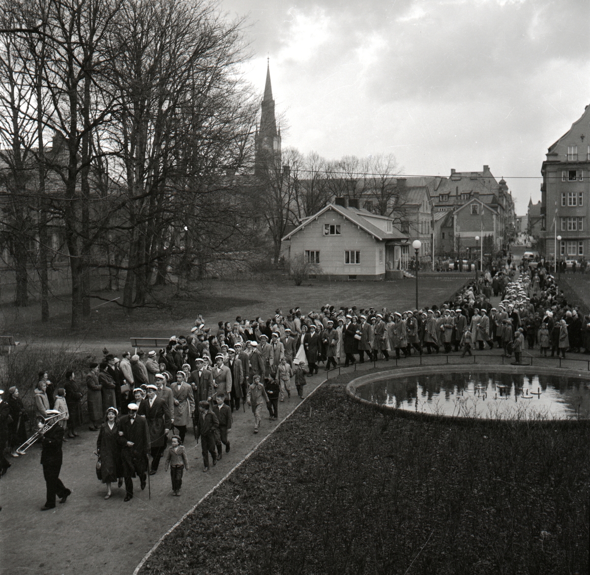 Den traditionella årliga studentmarschen, med avslutande middag på restaurangen i Trädgårdsföreningen.
Linköpings Trädgårdsförening, anlades 1859 av ett bolag på ett av Serafimerordensgillet arrenderat område. Den välskötta anläggningen utvidgades 1871 och är upplåten för allmänheten mot det att staden till bolaget årligen erlägger ett belopp av 300 rdr.