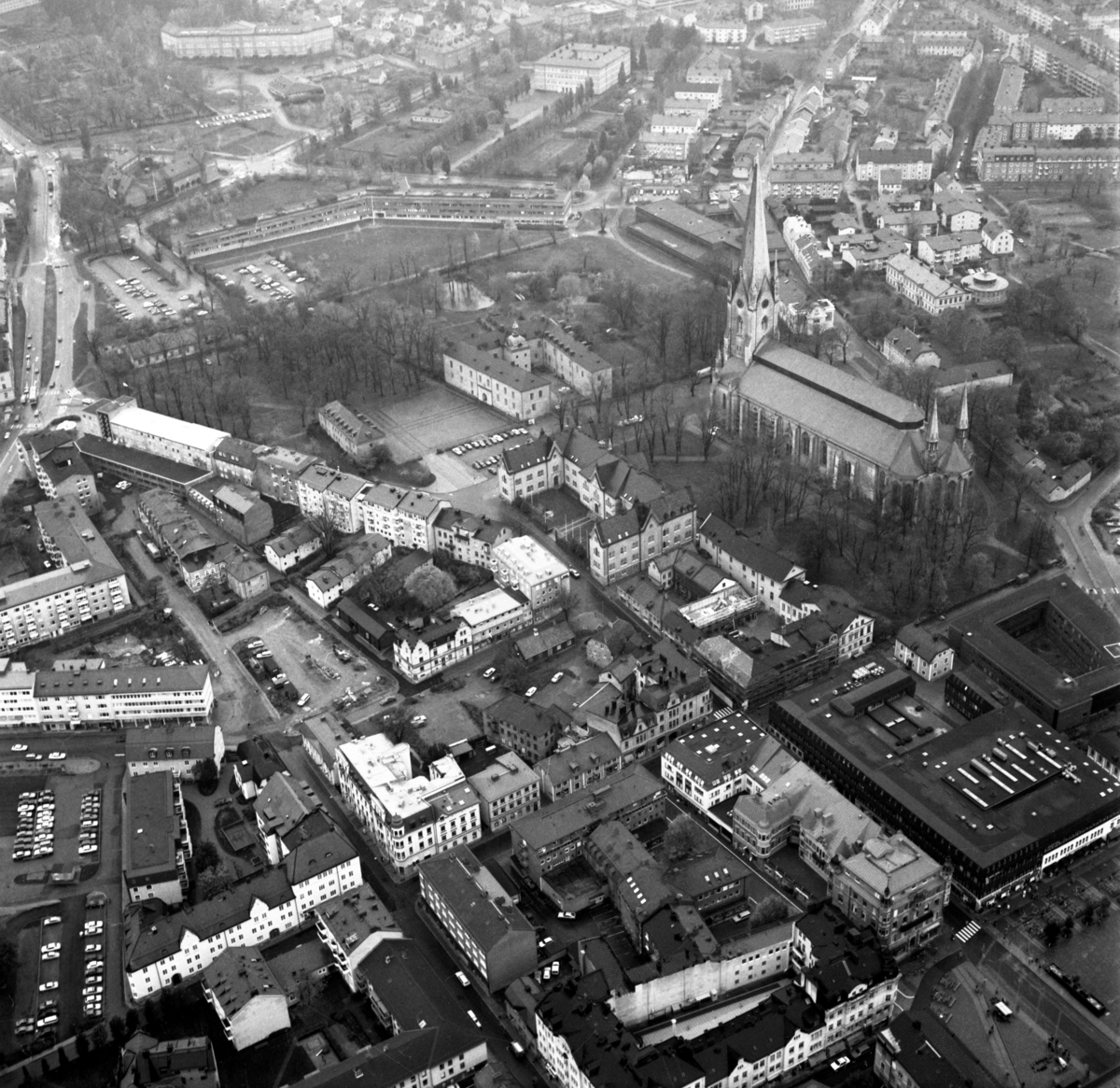 Flygfoto över Linköpings innerstad med bl. a. Drottninggatan och Nygatan. Flygbild år 1960. Centrum av Linköping.