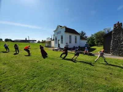 Tautrekkeing på Prærien fremfor Rådhuset