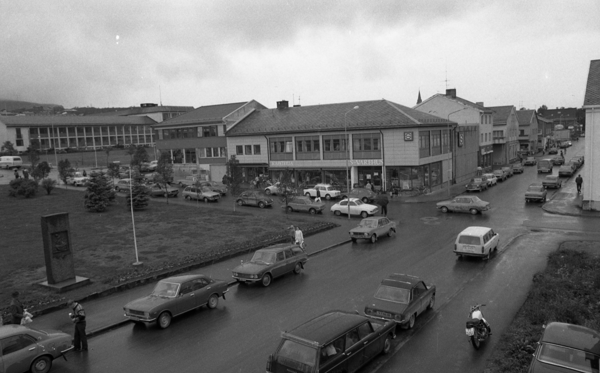 Kjøpmannsgata og Skolegata på Sortland 1975. Rådhuset bak til venstre, samvirkelaget i midten.