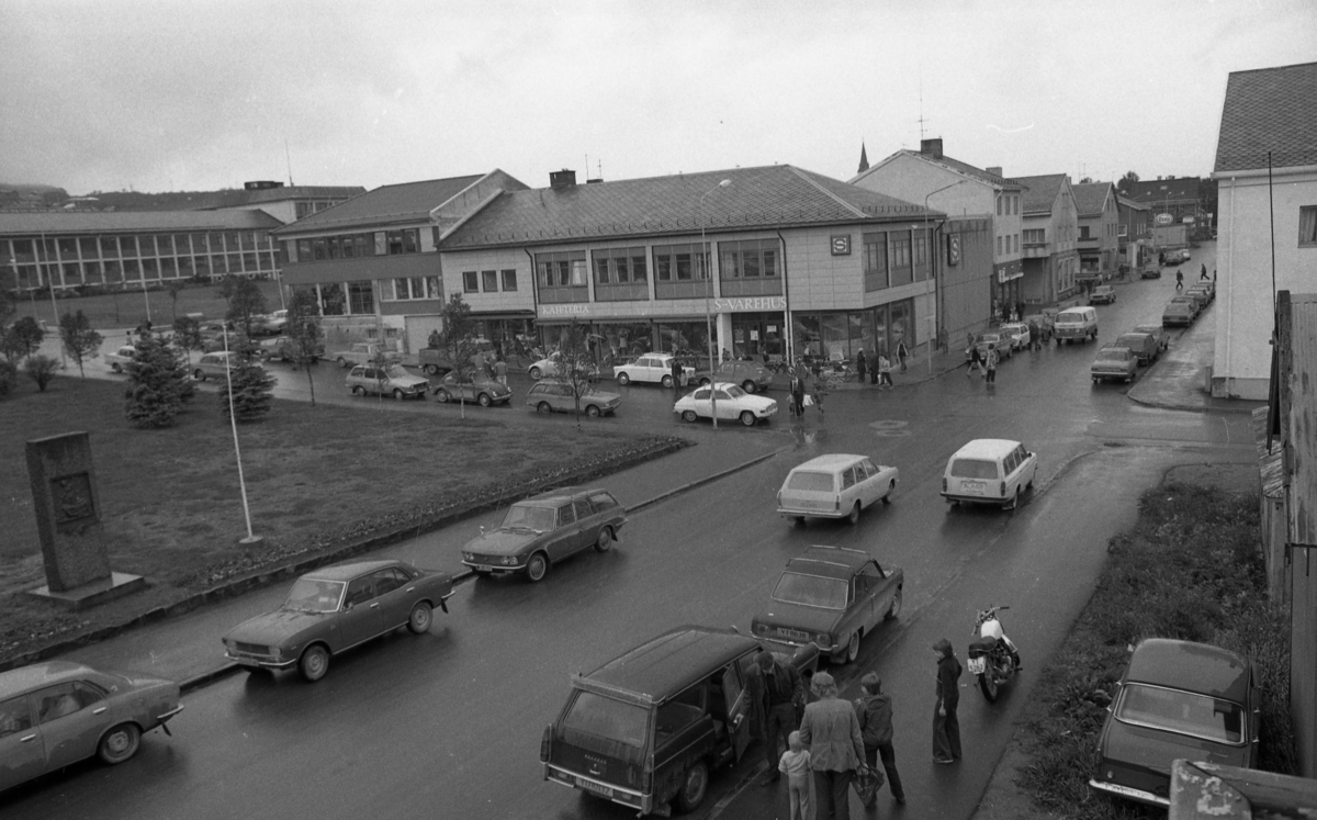 Kjøpmannsgata og Skolegata på Sortland 1975. Rådhuset bak til venstre, samvirkelaget i midten, meieriet til høyre.