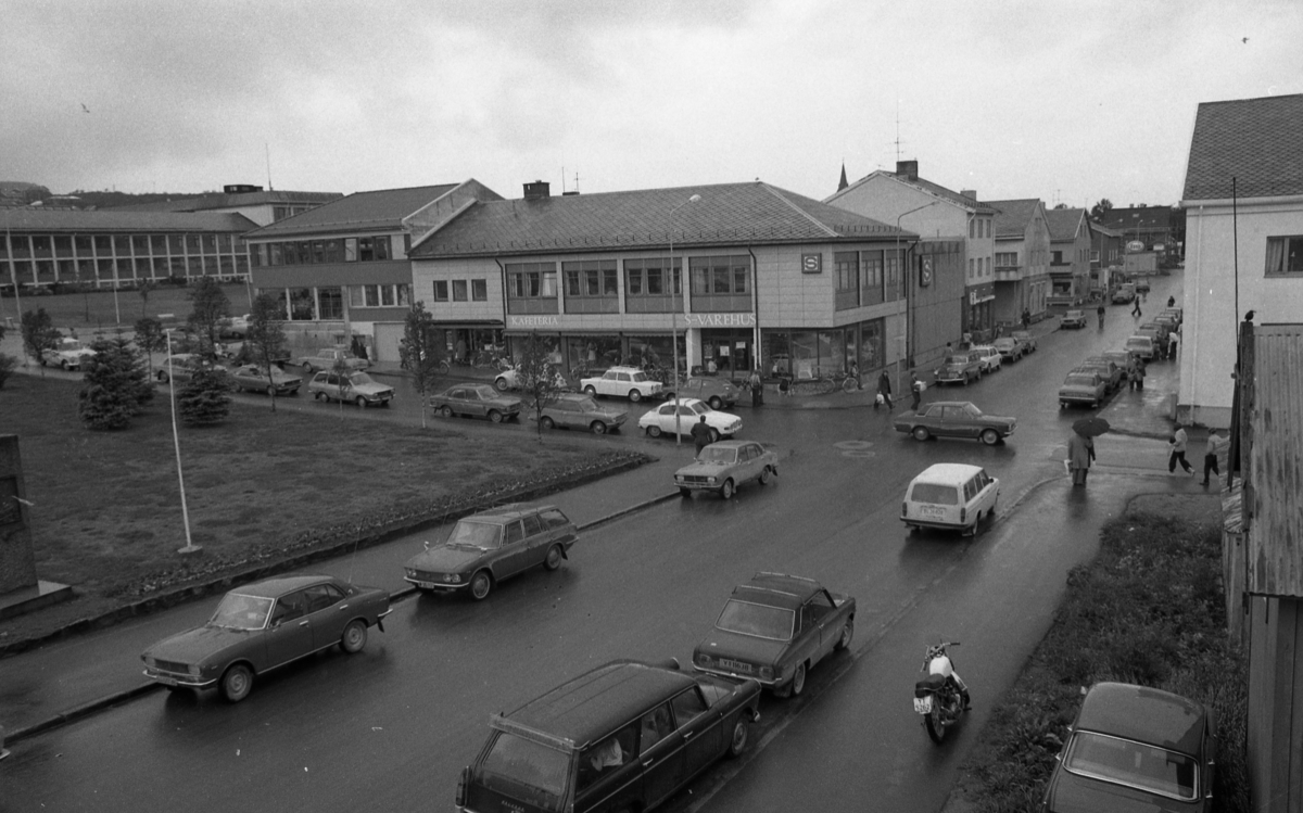 Kjøpmannsgata og Skolegata på Sortland 1975. Rådhuset bak til venstre, samvirkelaget i midten, meieriet til høyre.