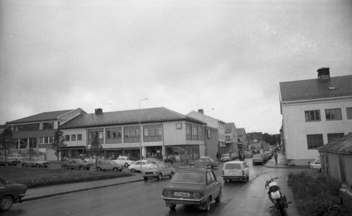 Kjøpmannsgata og Skolegata på Sortland 1975. Samvirkelaget i midten, meieriet til høyre.