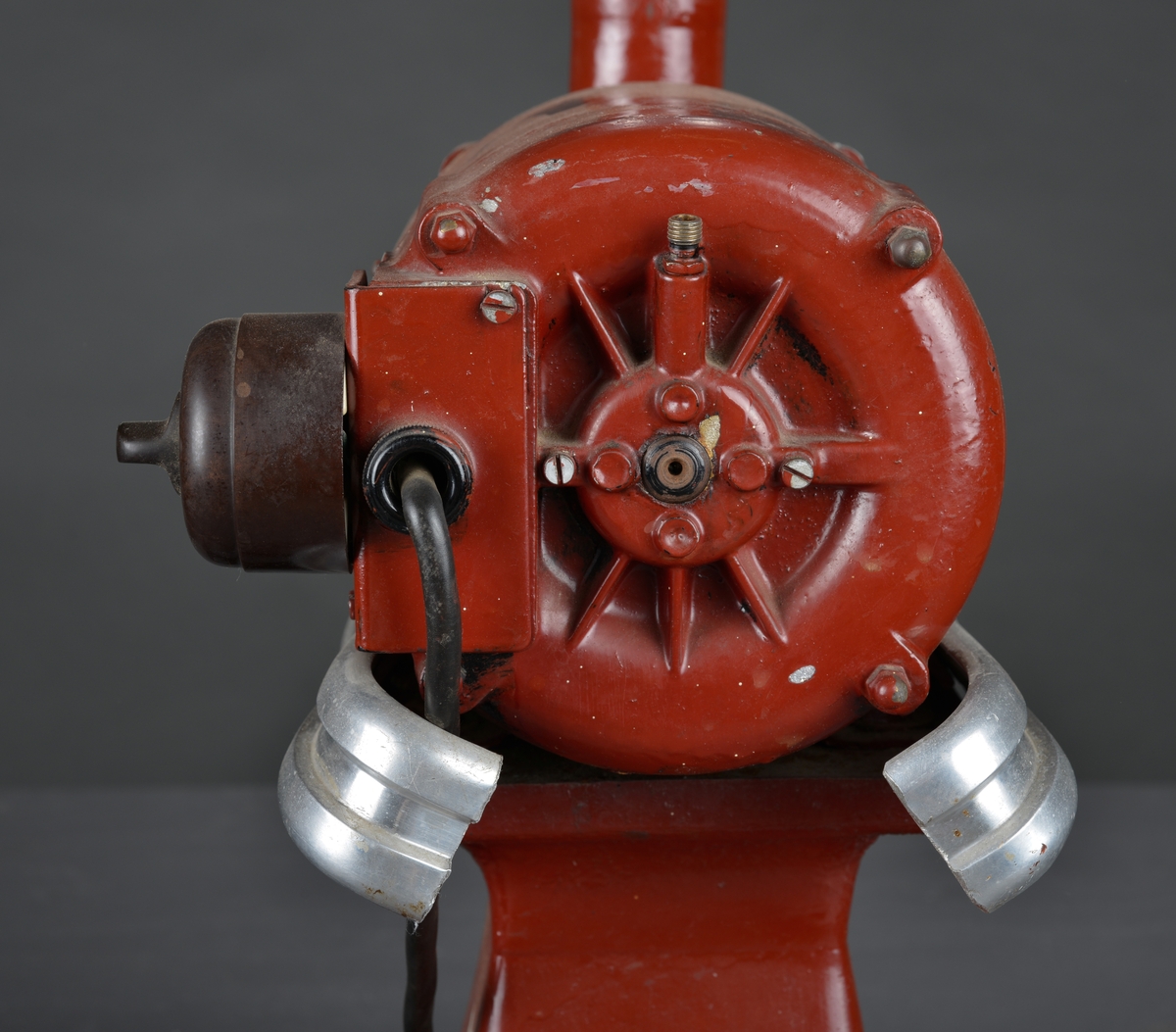 Motorisert kaffekvern som har stått i en landhandler. 
Kaffebønner helles i maskinen og males til kaffe, fortrinnsvis for kok-kaffe.

Det følger med en løs beholder for å samle opp den malte kaffen.

Maskina er rødlakkert, er slitt med noe rust og rester av olje eller fett.