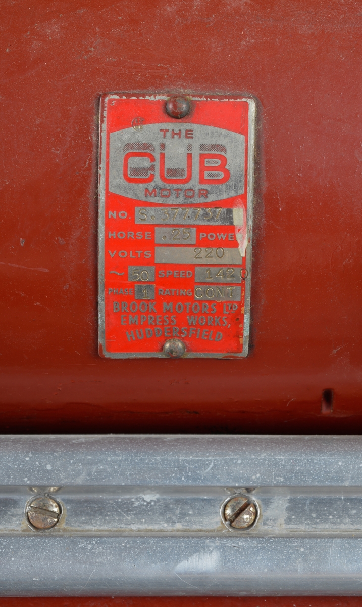 Motorisert kaffekvern som har stått i en landhandler. 
Kaffebønner helles i maskinen og males til kaffe, fortrinnsvis for kok-kaffe.

Det følger med en løs beholder for å samle opp den malte kaffen.

Maskina er rødlakkert, er slitt med noe rust og rester av olje eller fett.