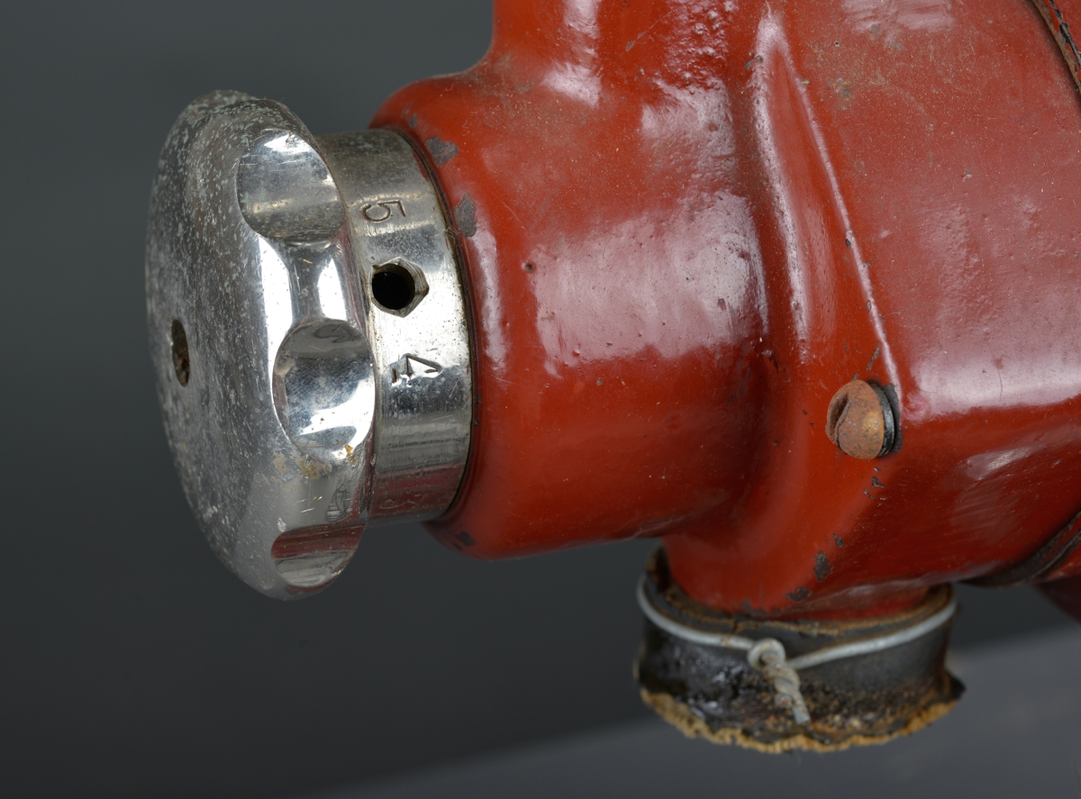 Motorisert kaffekvern som har stått i en landhandler. 
Kaffebønner helles i maskinen og males til kaffe, fortrinnsvis for kok-kaffe.

Det følger med en løs beholder for å samle opp den malte kaffen.

Maskina er rødlakkert, er slitt med noe rust og rester av olje eller fett.