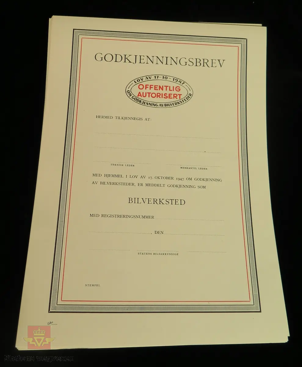 Svart og rød tekst på hvit bunn. Svart og rød ramme rundt teksten. Teksten viser at dette er et ikke ferdig utfylt godkjenningsbrev for godkjenning av et bilverksted.